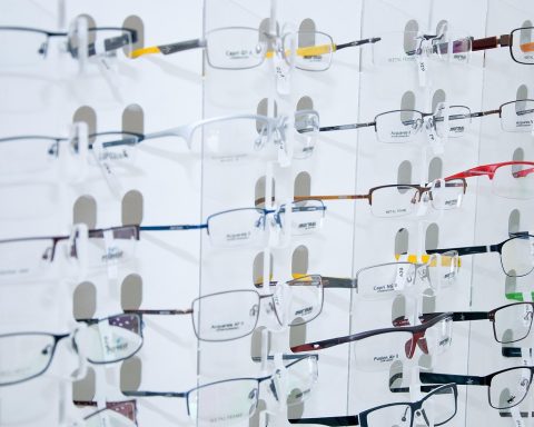 Verschillende brillen op display in een opticienwinkel
