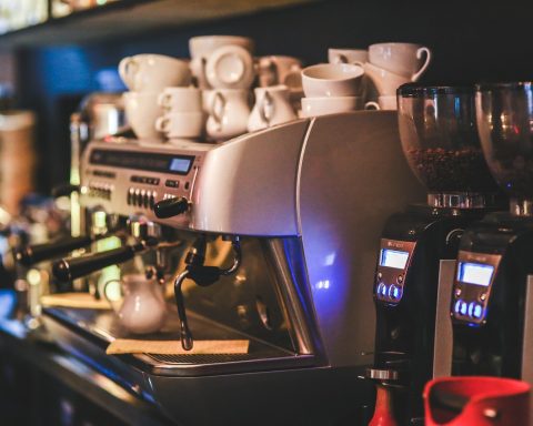 Semi-professionele espressomachine op een keukenblad thuis