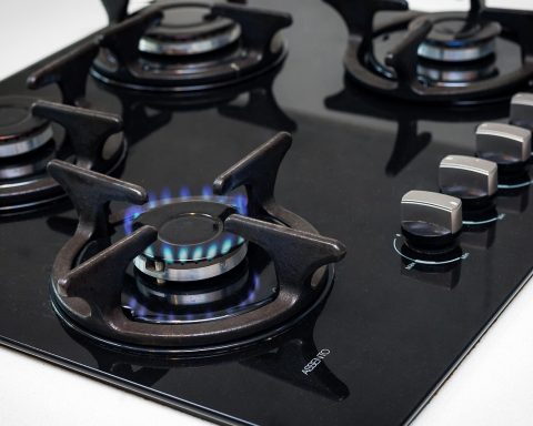 Inbouw vaatwasser in een moderne keuken met gesloten keukenfront